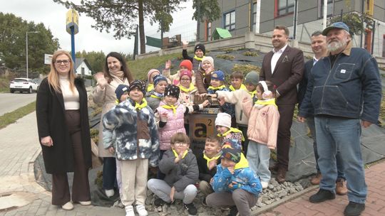 12. Staruś w mieście! Rzeźba stanęła przed niepubliczną placówką Akademia Kwadrat