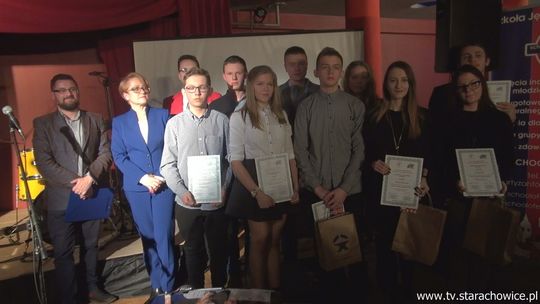 12 uczniów gimnazjów i szkół średnich odebrało stypendia Stowarzyszenia „Liderzy z naszego podwórka”
