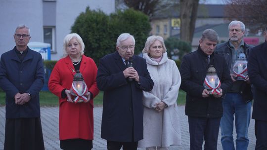 16. Rocznica Tragedii Smoleńskiej. Przedstawiciele parlamentu oraz mieszkańcy oddali hołd