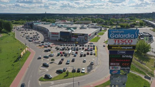 17 – latek odpowie za rozpylenie gazu w centrum handlowym