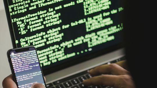 21-latek handlował nielegalnym oprogramowaniem do diagnostyki samochodowej. Został zatrzymany