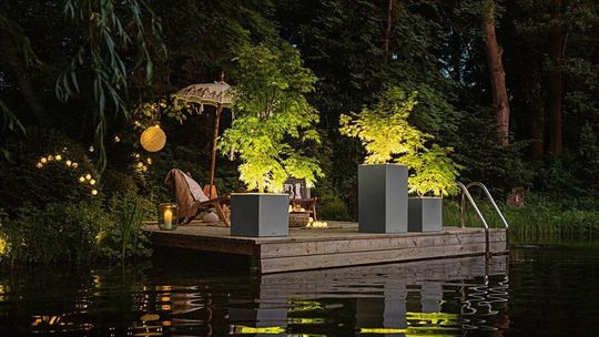 5 pomysłów na nowoczesny taras z tapicerowanymi meblami i stylowymi donicami