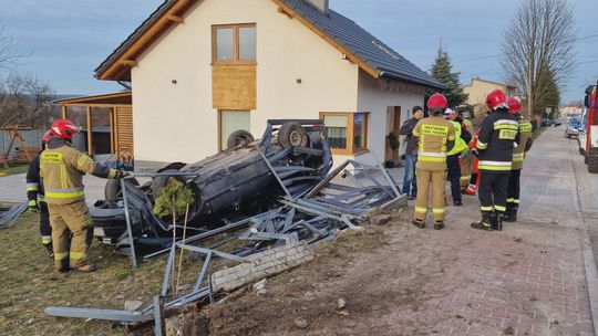 58-latek dachował na posesji przy ul. Długiej