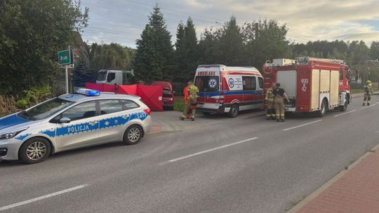 66-letni mężczyzna wjechał w ogrodzenie jednej z posesji. Jego życia nie udało się uratować