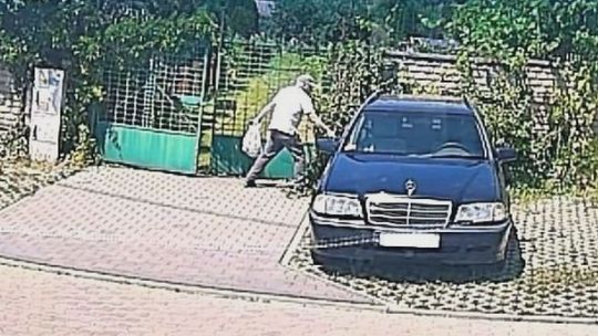 74-latek porysował pojazd przed ogrodami działkowymi. Teraz czeka go rozprawa sądowa