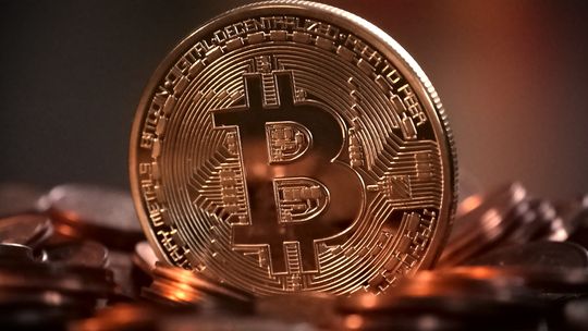 76-latek miał kupić bitcoiny, stracił 15 000 zł