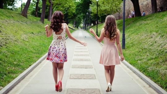 Atrakcyjne sukienki w różnych fasonach