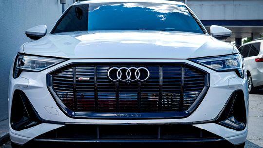 Audi Q5 z USA – przewodnik po zakupie i zaletach tego popularnego SUV-a