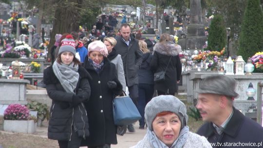 Bezpłatne autobusy, dodatkowe parkingi i policja przy cmentarzach