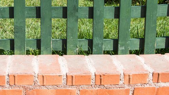 Bloczki do ogrodzenia ? rodzaje i ich praktyczne zastosowanie