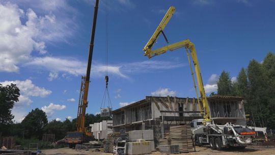 Bloki z przeznaczeniem komunalnym na os. Łazy pną się do góry