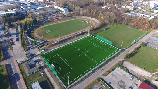 Boisko przy II LO i sportowe trybuny