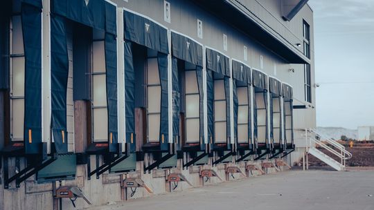 Budowa hal i magazynów z płyt warstwowych – nowoczesne rozwiązanie dla firm