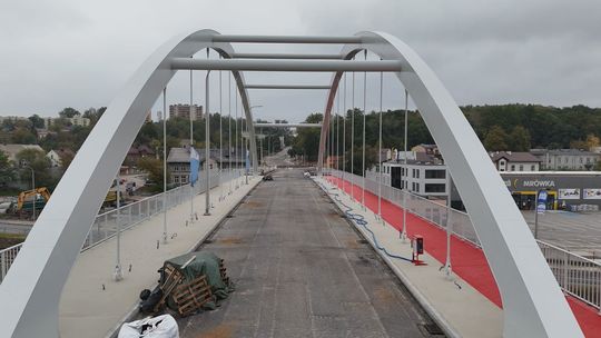 Budowa wiaduktu: Przed nami położenie ostatniej warstwy asfaltu i próby obciążeniowe