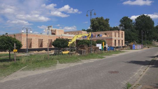 Budynek Centrum Administracyjnego w Wąchocku powstaje w samym centrum