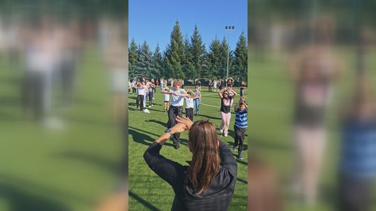 Cała szkoła ruszyła na boisko, by wspólnie promować aktywność fizyczną