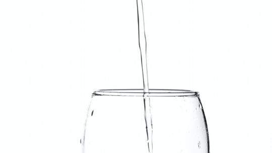 Ceramika czy szkło? Co wybrać, tworząc projekt na kubki firmowe?