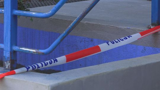 Ciało martwego mężczyzny znalezione w lesie przy Zalewie Lubianka. Policja nie wyklucza, że to poszukiwany