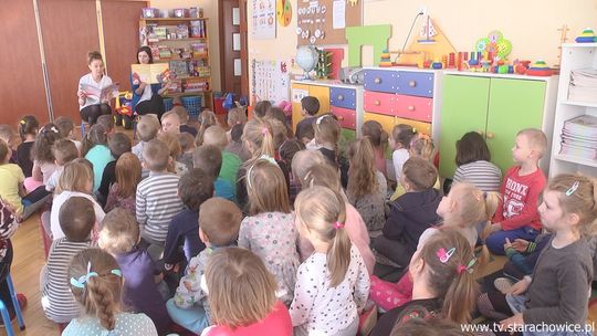 Ciepło czytali przedszkolakom