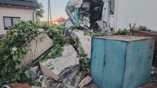 Ciężarówka wjechała w budynek. Poszkodowanych do szpitala zabrał helikopter!