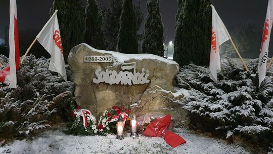 Cześć dla ofiar stanu wojennego pod pomnikiem „Solidarności”