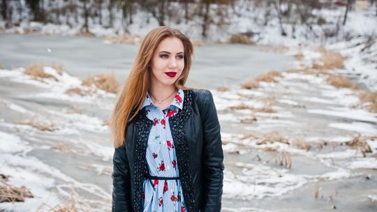 Czy damska kurtka skórzana sprawdzi się w jesienno-zimowej stylizacji?