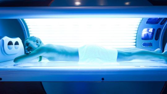 Czy kolor światła w solarium ma wpływ na efekt opalania?