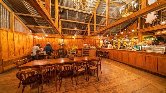 Czym charakteryzują się dobre stoliki do kawiarni?