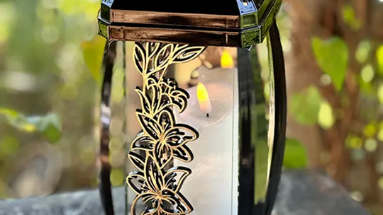 Dlaczego warto wybierać znicze szklane na groby bliskich?