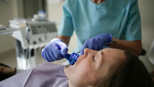 Do czego służy koferdam w stomatologii?