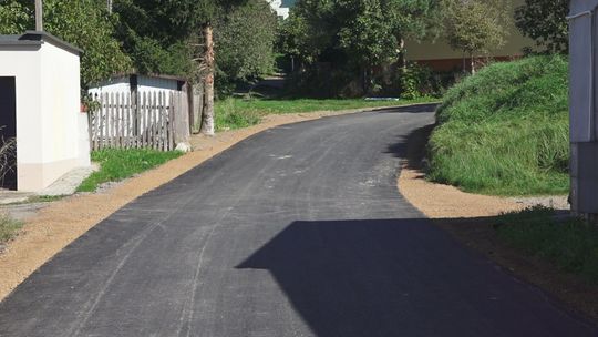 Droga między garażami wyremontowana. To dodatkowy skrót dla mieszkańców os. Wanacja