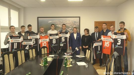 Drużyna Absolwentów w nowych strojach na dobry początek przygody z siatkówką