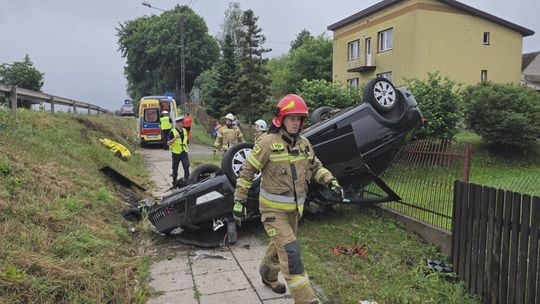 Dwa zdarzenia drogowe jednego dnia. Dachowanie i zderzenie na skrzyżowaniu