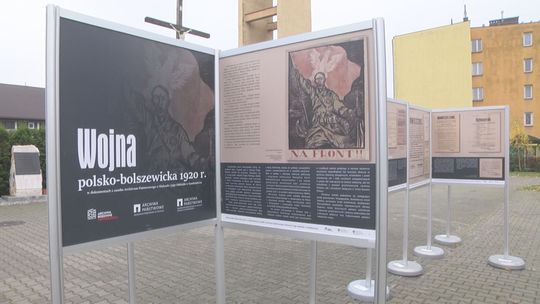 Ekspozycja z okazji 11 listopada na placu kościelnym    