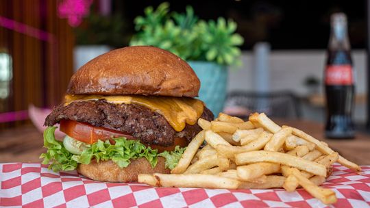 Fast food kontra gourmet – czym różnią się burgery premium?