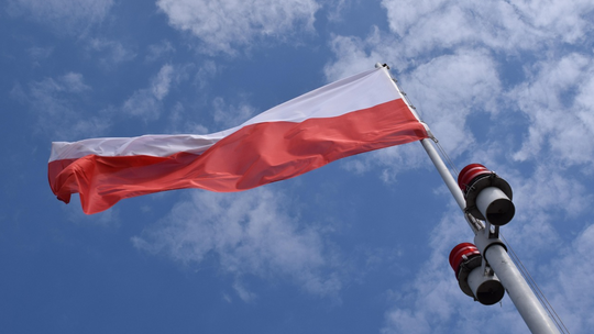 Flagi państwowe – jakie materiały i technologie zapewniają trwałość?