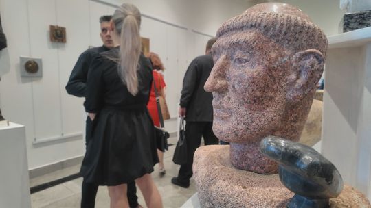 Galeria Foyer Parku Kultury stała się domem dla niezwykłego wernisażu starachowickiego rzeźbiarza