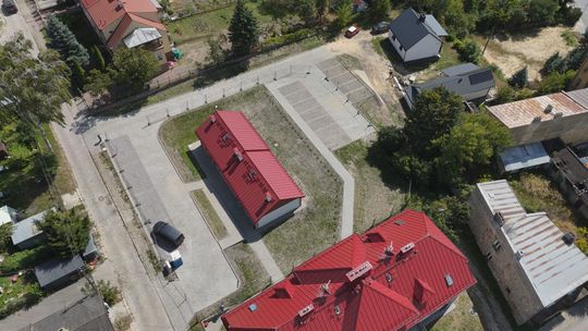 Gmina postawiła budynek z nowymi mieszkaniami, w miejscu dawnych komórek lokatorskich