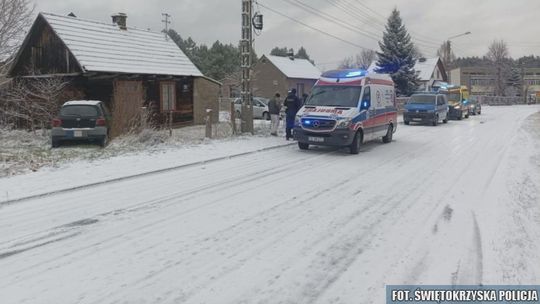 Groźny incydent w Majkowie. Samochód wypadł z drogi i uderzył w kobietę z dwójką dzieci