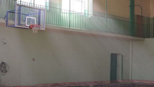 Hala sportowa przy Liceum Ogólnokształcącym nr 2 zmieni się nie do poznania. Powiat rozpoczął prace