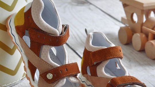 Idealne buty dla chłopców na wakacje - na co zwrócić uwagę?