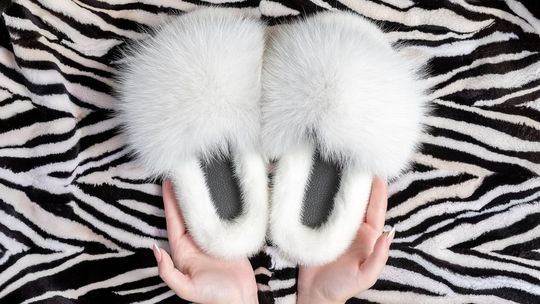 Jak dbać o klapki z naturalnym futrem?