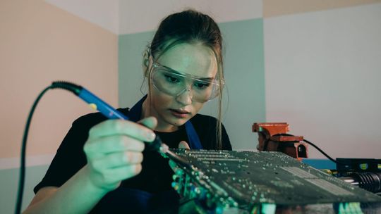 Jak dobierać podzespoły do modernizacji starszych maszyn i urządzeń