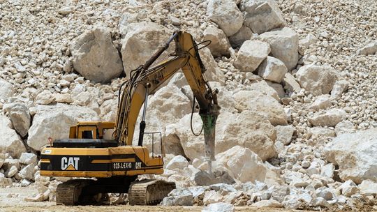 Jak dobrać młot hydrauliczny do koparki?