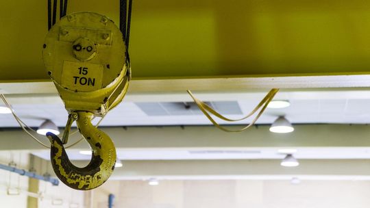 Jak dobrać urządzenie dźwignicowe do specyfiki zakładu?