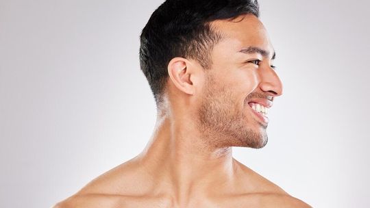 Jak samodzielnie strzyc włosy w domu? Przewodnik krok po kroku