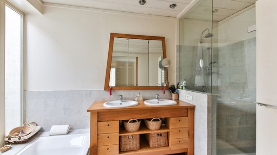 Jak urządzić małą łazienkę w bloku? Praktyczne porady