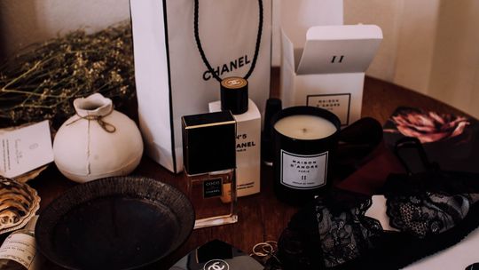 Jak wybrać zestaw świąteczny kosmetyków dopasowany do obdarowanej osoby?