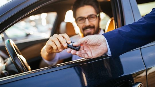 Jak wypożyczyć auto na wakacje i nie zbankrutować?