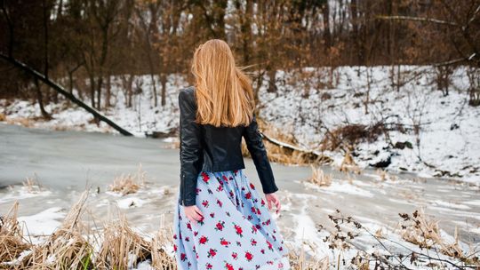 Jak zadbać o włosy zimą, aby były lśniące i mocne?